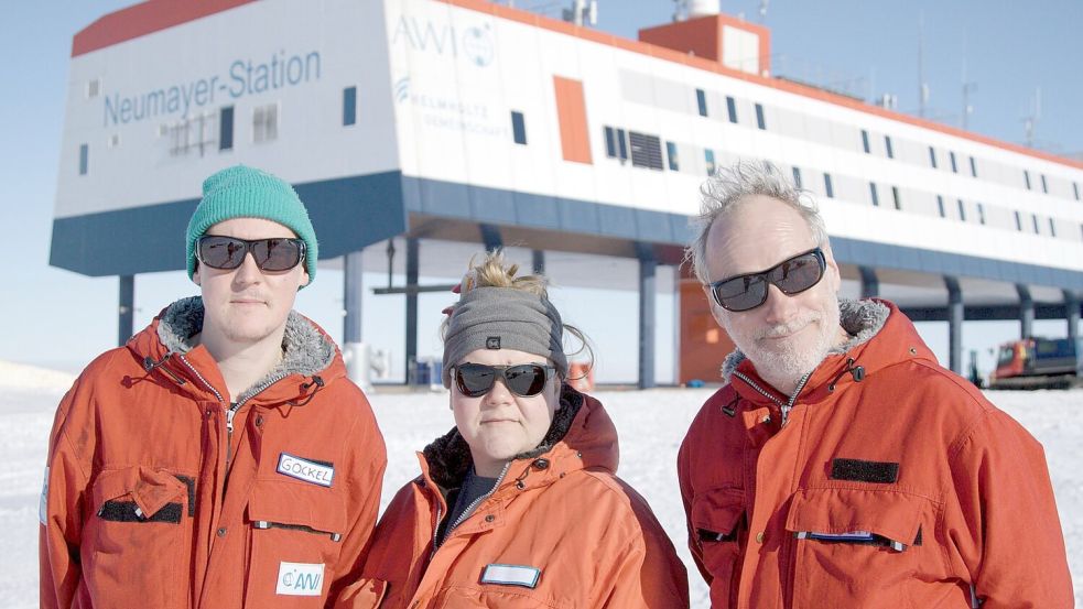Theater in der Antarktis - Regisseur Jan-Christoph Gockel und seine Schauspiel-Kollegen Julia Gräfner und Wolfram Koch (l-r) Foto: Lion Bischof/Deutsches Theater B
