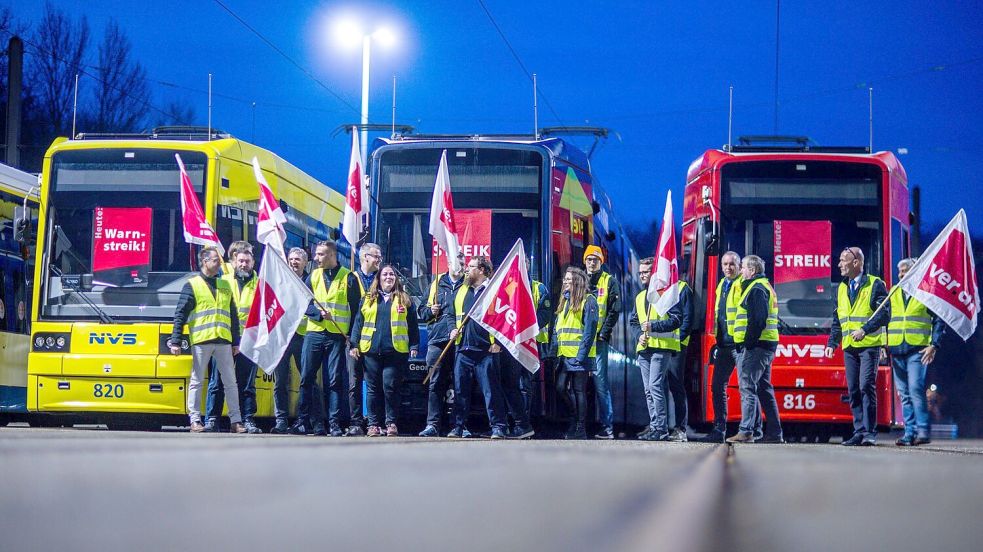 Bundesweit fallen heute und vielerorts auch morgen Busse und Bahnen aus - wegen Warnstreiks. Foto: Jens Büttner