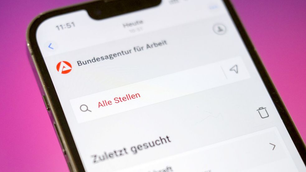 Die Arbeitslosigkeit in Deutschland ist im Februar leicht gesunken, die Zahl der Arbeitslosen bleibt aber oberhalb der Grenze von drei Millionen. Foto: Julian Stratenschulte