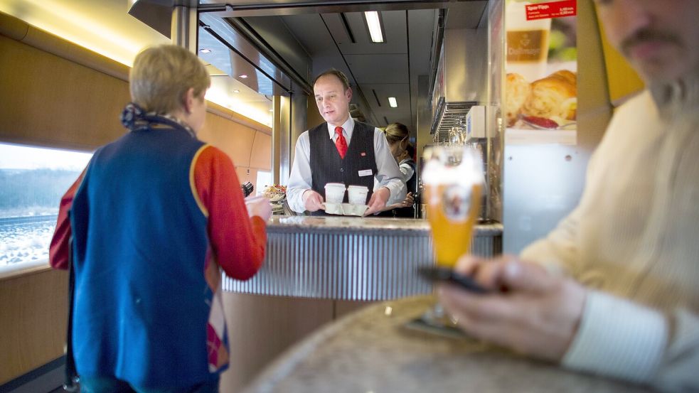 Die Bahn will den Komfort im Fernverkehr erhöhen., zum Beispiel mit Kaffee. Foto: IMAGO/Kall