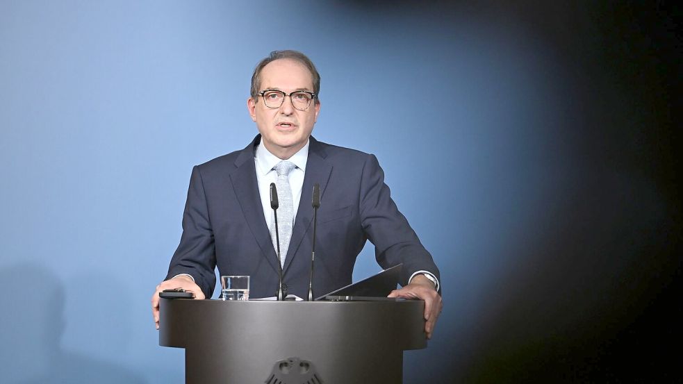 Bundesinnenminister Alexander Dobrindt (CSU) hält nichts von einem AfD-Verbotsverfahren, lässt die Partei aber weiterhin durch den Inlandsgeheimdienst beobachten. Foto: Elisa Schu/dpa