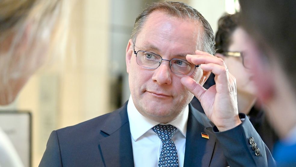 AfD-Chef Tino Chrupalla sieht einem möglichen Verbotsverfahren gegen seine Partei durch die Kölner Gerichtsentscheidung einen Riegel vorgeschoben. (Archivbild) Foto: Elisa Schu/dpa