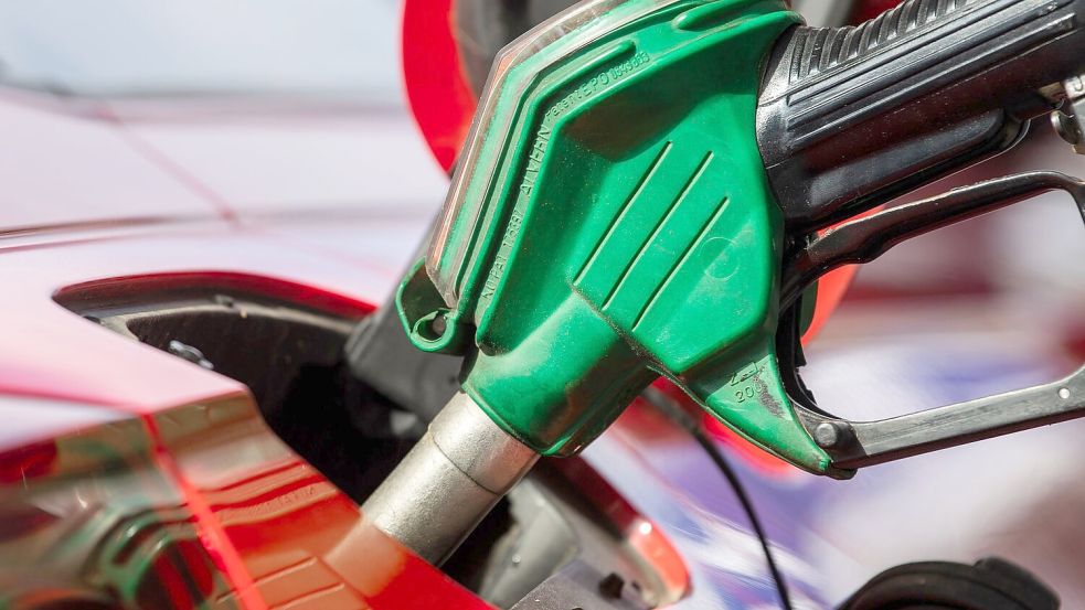 An den Tankstellen war Sprit zuletzt so teuer wie seit mehr als eineinhalb Jahren nicht mehr. Foto: Christophe Gateau