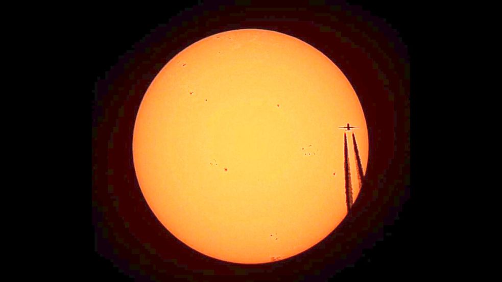 Mit der richtigen Technik lassen sich sogar Fotos von der Sonne aufnehmen. Bei dieser Aufnahme mogelte sich ein Flugzeug mit auf das Bild. Foto: Gottfried Rotter