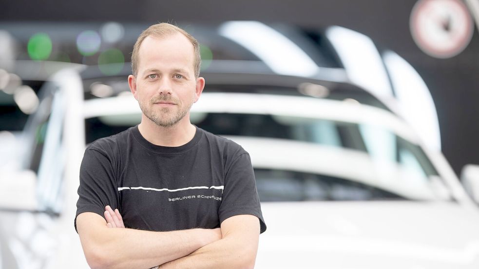 Der Werksleiter der Tesla-Fabrik in Grünheide, André Thierig, hält die Betriebsratswahl für bedeutsam. (Archivbild) Foto: Sebastian Gollnow