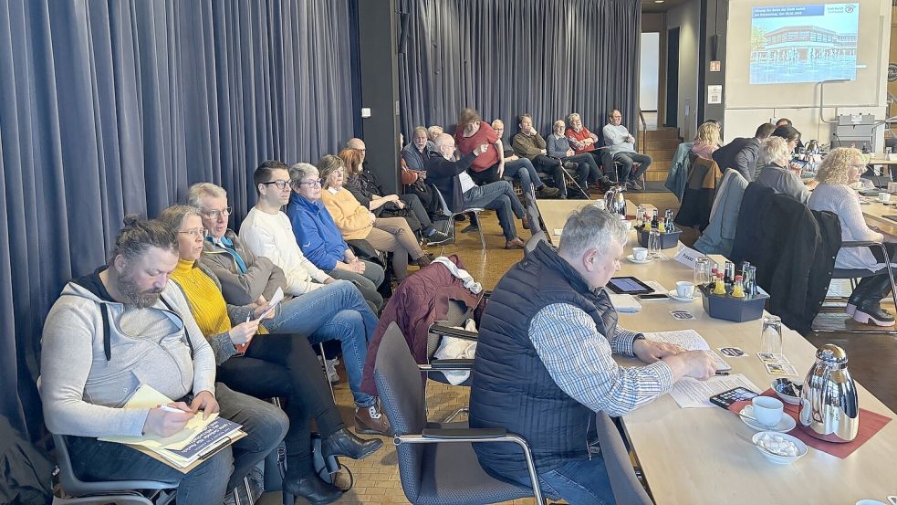 Bahnkritiker aus Südbrookmerland waren ebenso in den Ratssaal gekommen wie einige langjährige Bahnbefürworter. Foto: Mieke Matthes