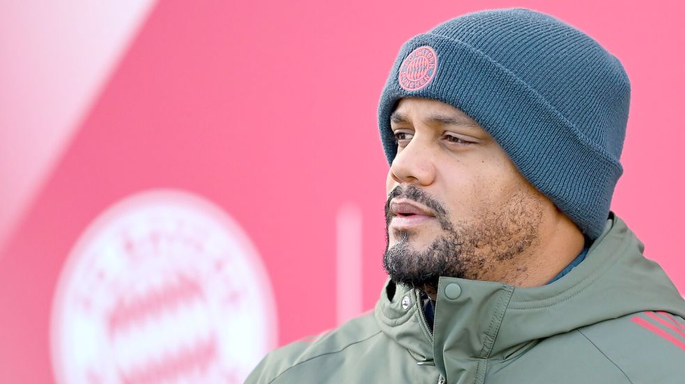 Bayern-Trainer Vincent Kompany ist vor dem Showdown optimistisch. (Archivbild) Foto: Sven Hoppe