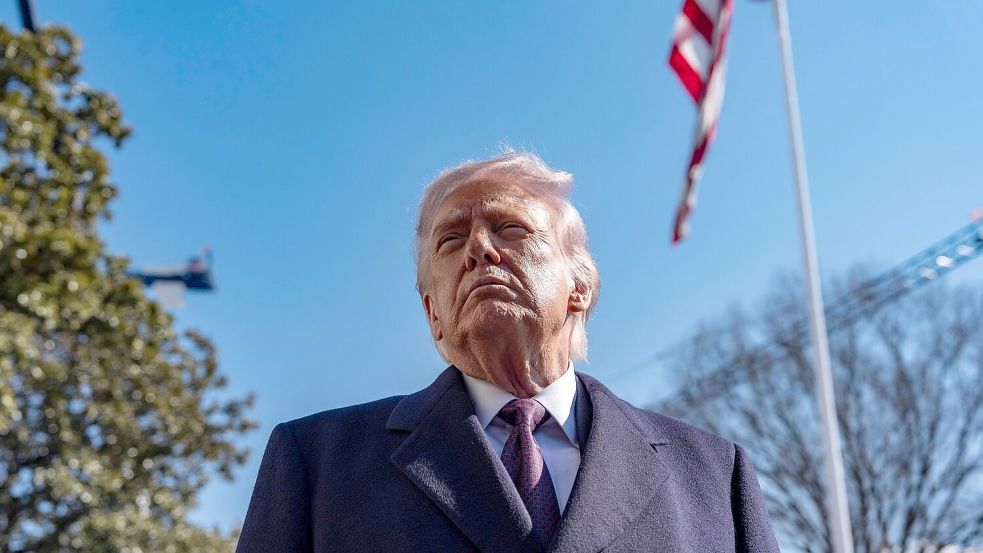 Äußert sein Bedauern über die Befragung von Ex-Präsident Clinton - der aktuelle Präsident Trump. Foto: Alex Brandon/AP/dpa