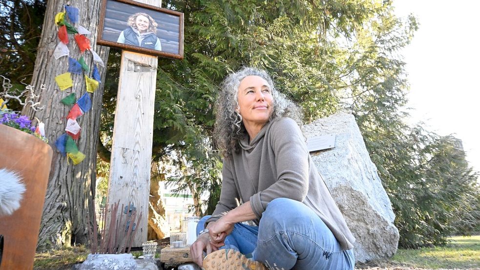 Laura Dahlmeiers Mutter hat mit Angehörigen den Gedenkort im Park gestaltet. Foto: Felix Hörhager