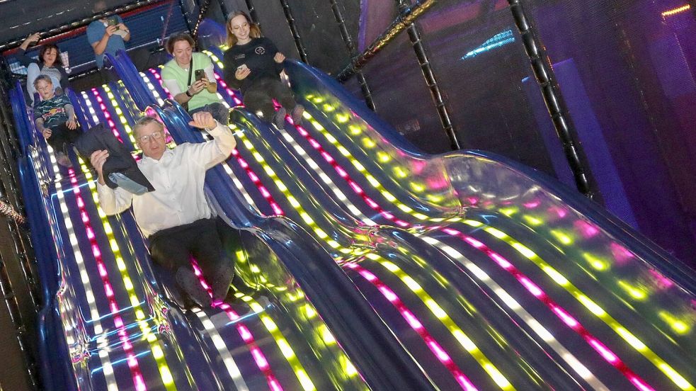 Vor genau einem Jahr an den Start gegangen: Im Rahmen der offiziellen Eröffnung nehmen geladene Gäste das Space Magic am 28. Februar 2025 erstmals in Beschlag. Unter ihnen auch Aurichs Bürgermeister Horst Feddermann, der die Attraktionen des Weltraum-Freizeitparks selber testete. Foto: Romuald Banik
