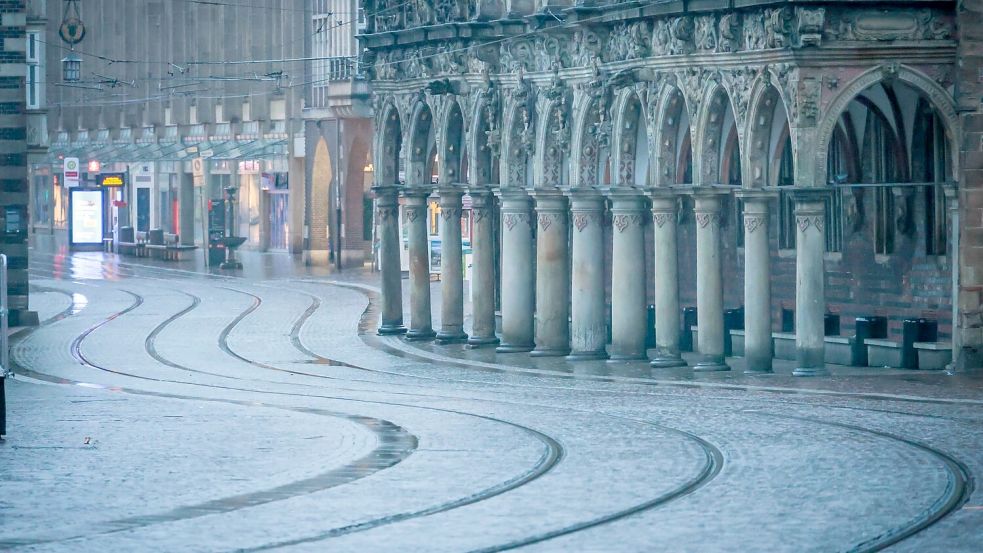 Keine Straßenbahn weit und breit - am Morgen vor dem Bremer Rathaus. Foto: Focke Strangmann