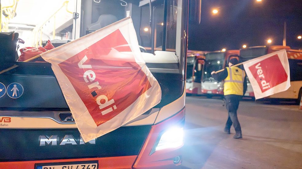 Busfahrer im Warnstreik - Verdi hat zur Arbeitsniederlegung aufgerufen. Foto: Benjamin Westhoff