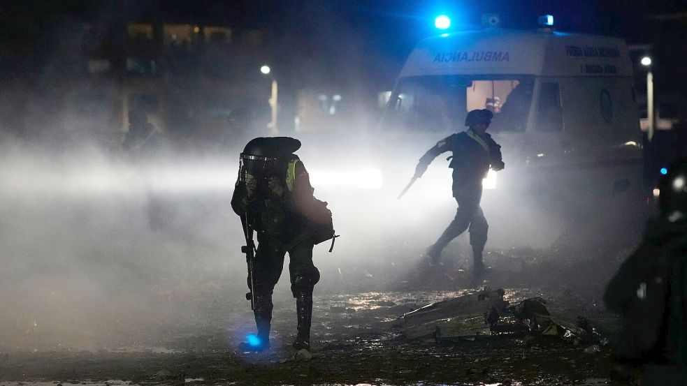 Am Unglücksort kommt es zu Plünderungsversuchen. Foto: Juan Karita/AP/dpa