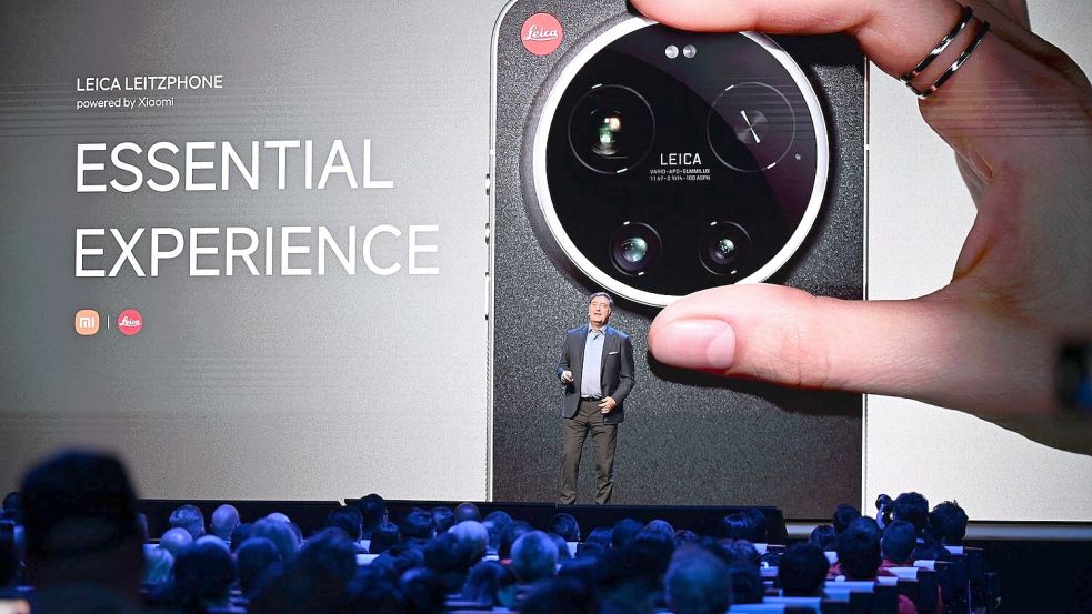 Leica-Chef Matthias Harsch bewirbt das neue Smartphone seiner Firma auf der Bühne. Foto: Wolf von Dewitz/dpa