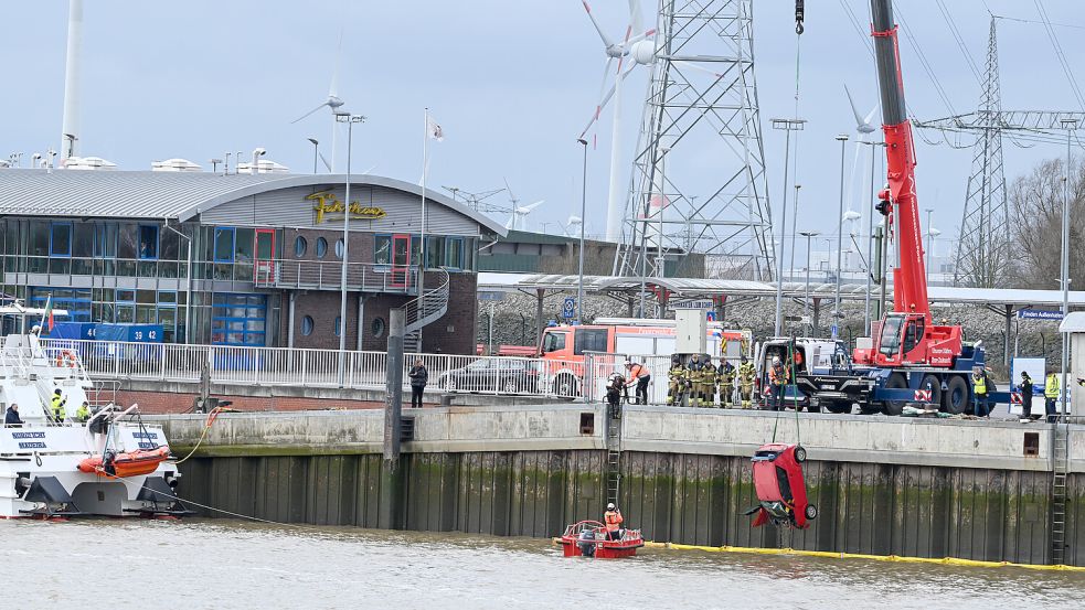 Ein Auto ist am Samstagvormittag am Borkumkai in Emden ins Hafenbecken gerollt. Ein Kran von Niedersachsen Ports barg den Wagen. Foto: Lars Penning