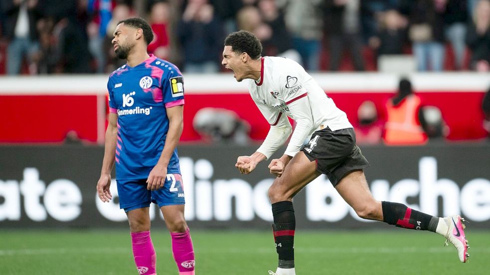 Leverkusens Jarell Quansah jubelt über den Ausgleich. Foto: Marius Becker