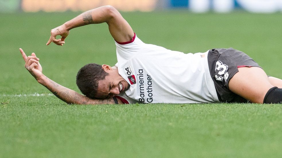 Leverkusens Arthur verletze sich und musste mit Tränen vom Platz getragen werden. Foto: Marius Becker