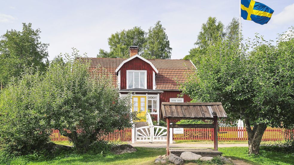 Rotes Holzhaus und idyllische Natur: Das prägt das Bild von Schweden. Doch wie harmonisch geht es in dem skandinavischen Land wirklich zu? Foto: imago/Westend61
