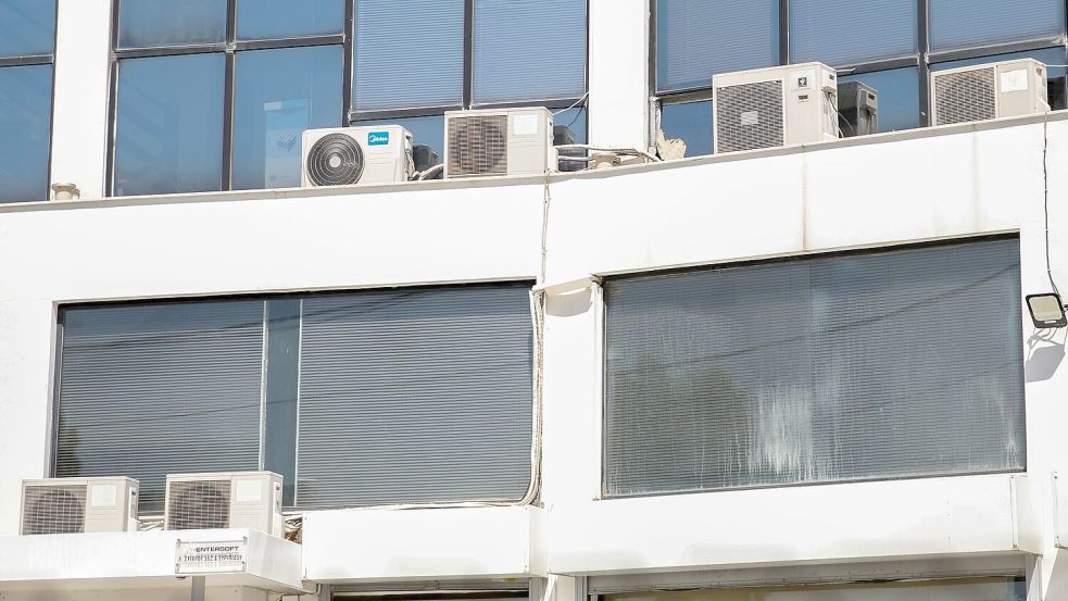 Klimaanlagen an der Fassade eines Bürogebäudes in Griechenland Foto: Socrates Baltagiannis/dpa