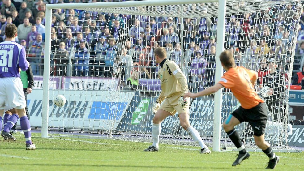 Einschlag im langen Eck: Paul Thomik trifft für den orange gekleideten VfL Osnabrück zum 1:0-Sieg in Aue im Jahr 2008. Foto: Helmut Kemme