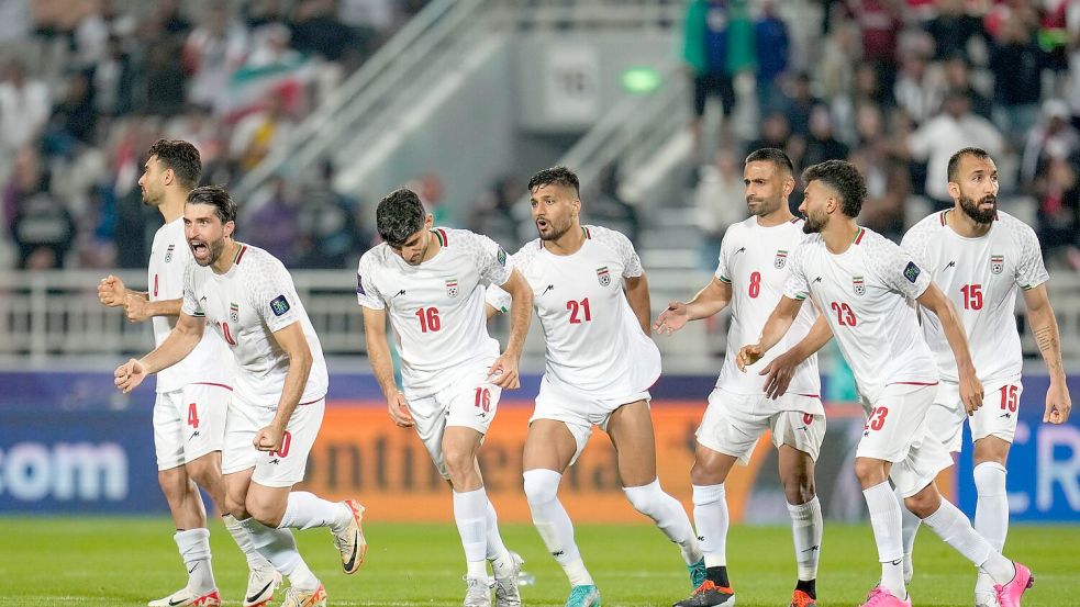 Die iranische Nationalelf ist für die WM qualifiziert, doch die Teilnahme ist ungewiss. (Archivbild) Foto: Aijaz Rahi/AP/dpa