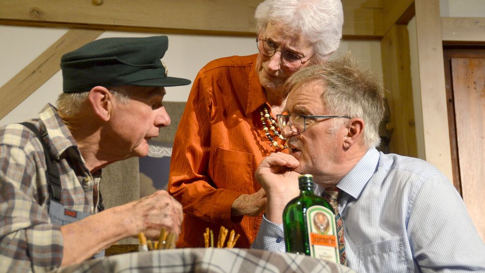 Drei der Spetzerfehntjer Plattdeutsch-Legenden in flotter Komödie: Dirk Ehmen, Lisa Feldhoff und Andreas Meinen in Hochform. Foto: Gerd-D. Gauger