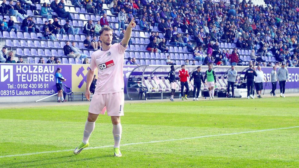 Nach oben zeigt der Finger - und der Pfeil: Robin Meißner traf für den VfL Osnabrück zum 3:1 in Aue. Es war das siebte ungeschlagene Spiel in Folge. Foto: imago/Kruzcynski