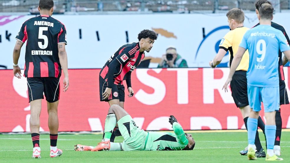 Früher Verletzungsschock: Frankfurts Schlussmann Kauã Santos verletzte sich am Knie. Foto: Uwe Anspach