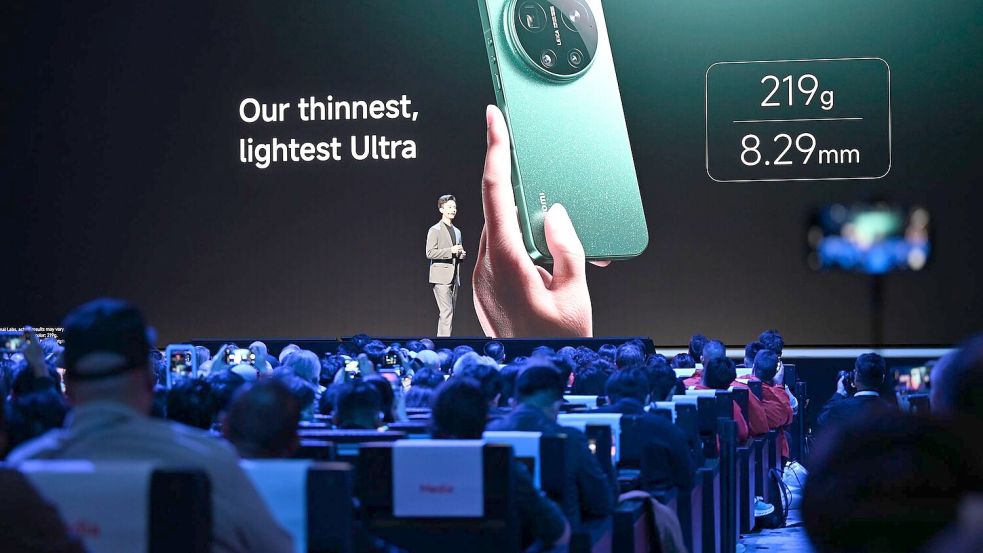 Das neue Xiaomi-Smartphone kostet in etwa so viel wie das iPhone von Apple. Foto: Wolf von Dewitz/dpa