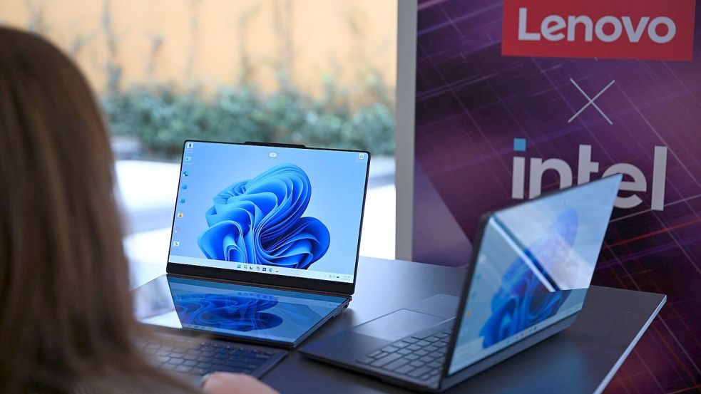 Zwei Lenovo-Laptops, die jeweils zwei Bildschirme haben: Rechts ist der zweite Bildschirm auf der Rückseite des ersten Bildschirms und links sind die beiden Bildschirme nebeneinander montiert - einer liegt vor der Tastatur und dahinter steht der zweite Bildschirm. Foto: Wolf von Dewitz/dpa