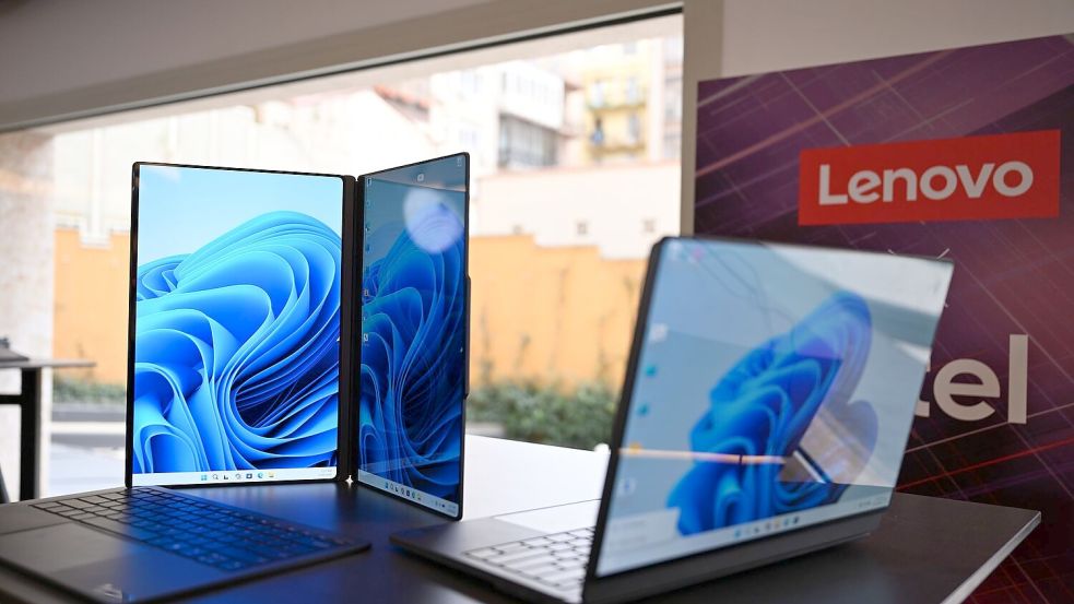 So geht es auch: Die beiden Bildschirme per Magnetfunktion nebeneinander gestellt. Foto: Wolf von Dewitz/dpa