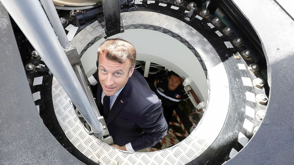 Frankreichs Präsident Emmanuel Macron steigt aus dem französischen Atom-U-Boot „Suffren“. (Archivbild) Foto: Ludovic Marin/AFP POOL/dpa