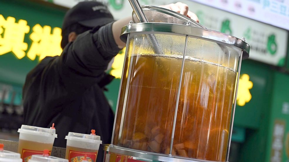 Klassische Getränke aus China liegen in den sozialen Medien gerade im Trend. Foto: Johannes Neudecker