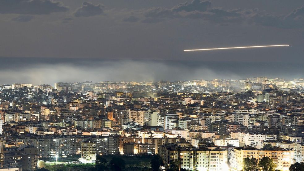 Nach einem Raketenangriff der Hisbollah-Miliz bombardiert Israel Ziele im Libanon. Foto: Hassan Ammar/AP/dpa