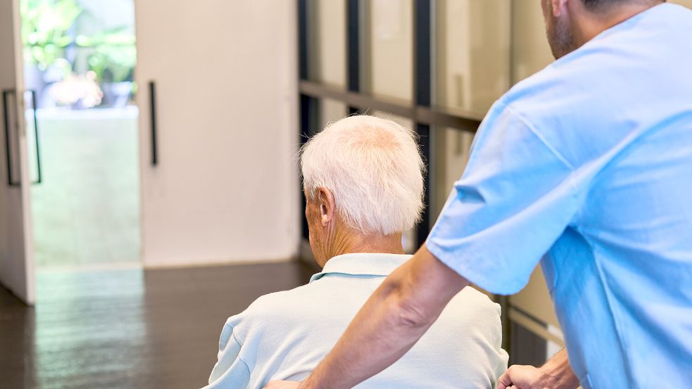 Gut versorgt im Alter? Die Zahl der Menschen, die Pflegeleistungen bekommen, ist inzwischen auf 5,6 Millionen gestiegen und steigt weiter. Foto: IMAGO/Zoonar.com/Robert Kneschke