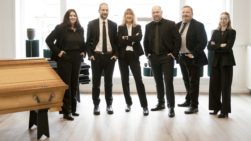 Das Team des Bestattungshauses Poppinga (von links): Monika Göpfardt, Alexander Ommen, Petra Ommen, Steffen Kruse, Rainer de Boer sowie die Auszubildende Leonie Schneider. Fotos: privat
