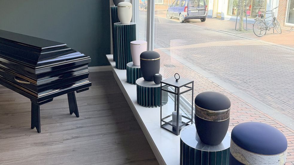 Viel Wert wird auf eine einfühlsame Beratung gelegt, auch bei der Auswahl der Urne oder des Sarges.