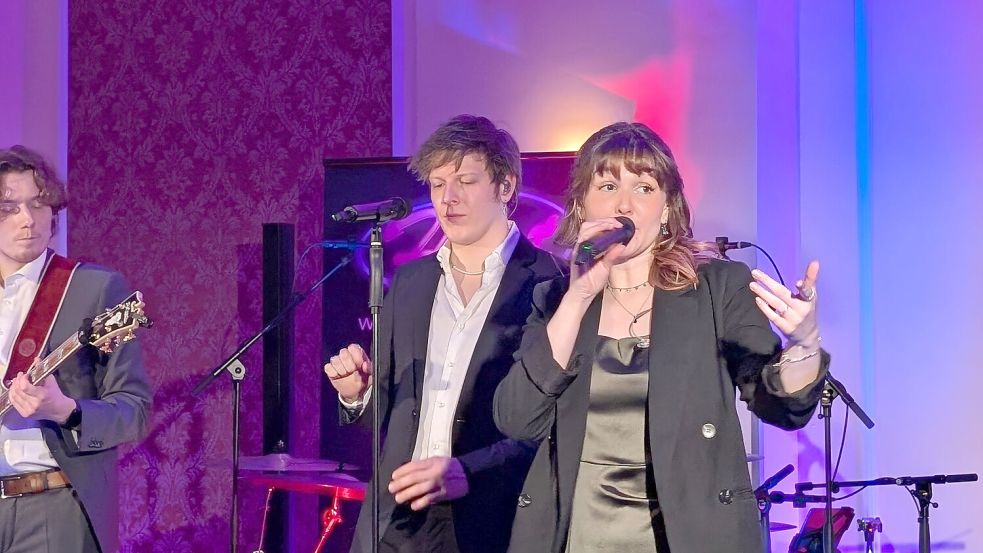 Die Band „Heat“ aus Osnabrück sorgte beim Kaufmannsball für die richtige Musik. Foto: Eva van Loh