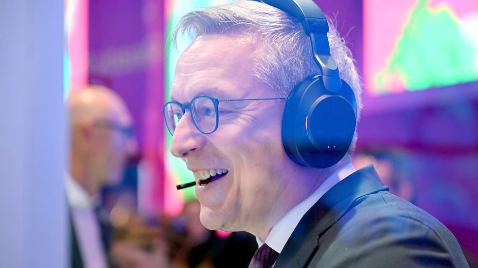 Bundesdigitalminister Karsten Wildberger bei einem Testgespräch, bei dem der KI-Assistent eingebunden war. Im Hintergrund steht Telekom-Chef Tim Höttges. Foto: Wolf von Dewitz/dpa