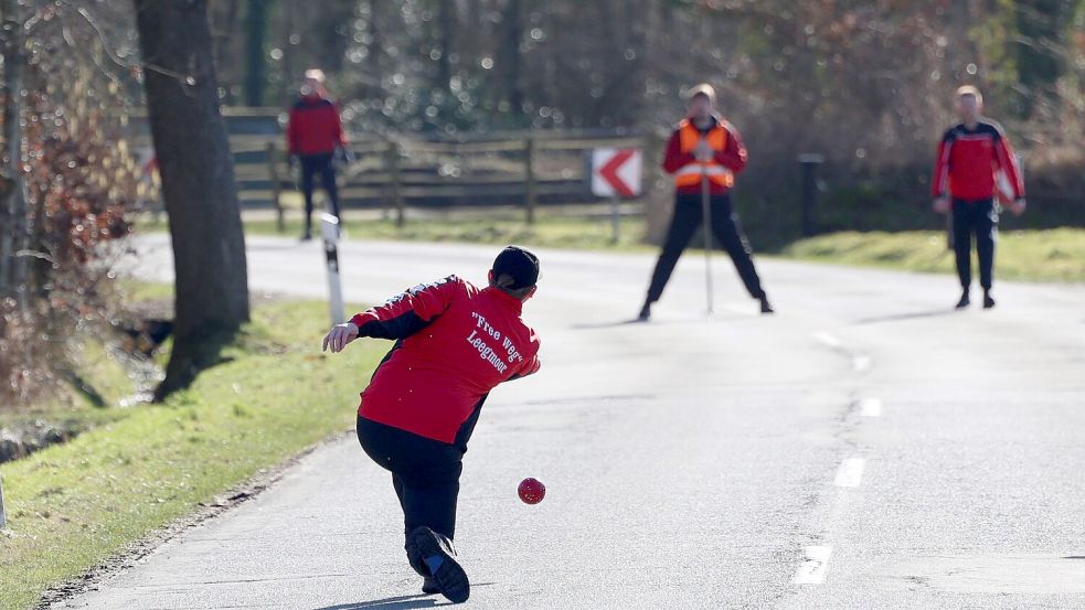 Der Leegmoorer Helmut Ideus beim kniffligen Kurvenwurf. Fotos: Wilfried Gronewold