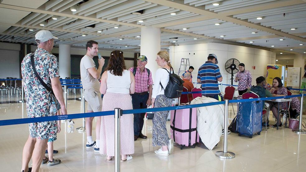 Gestrandet auf Bali: Vielerorts können Menschen nicht weiterreisen, da Flüge in den Nahen Osten gestrichen wurden. Foto: Firdia Lisnawati/AP/dpa