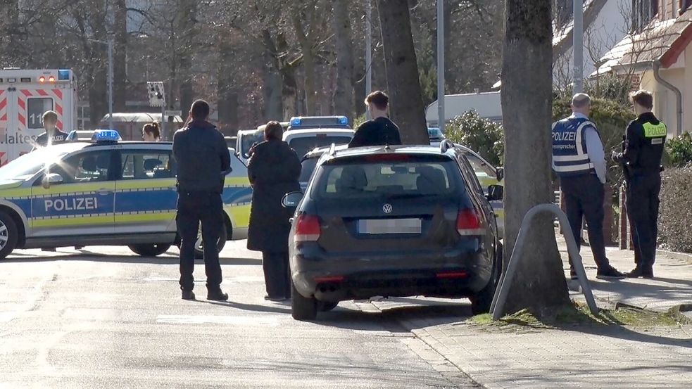 In einem Wohnhaus in Bramsche fanden Polizisten einen toten Mann und konnten eine schwerverletzte Frau auch nicht mehr retten. Foto: Ulf Zurlutter/Nord-West-Media TV
