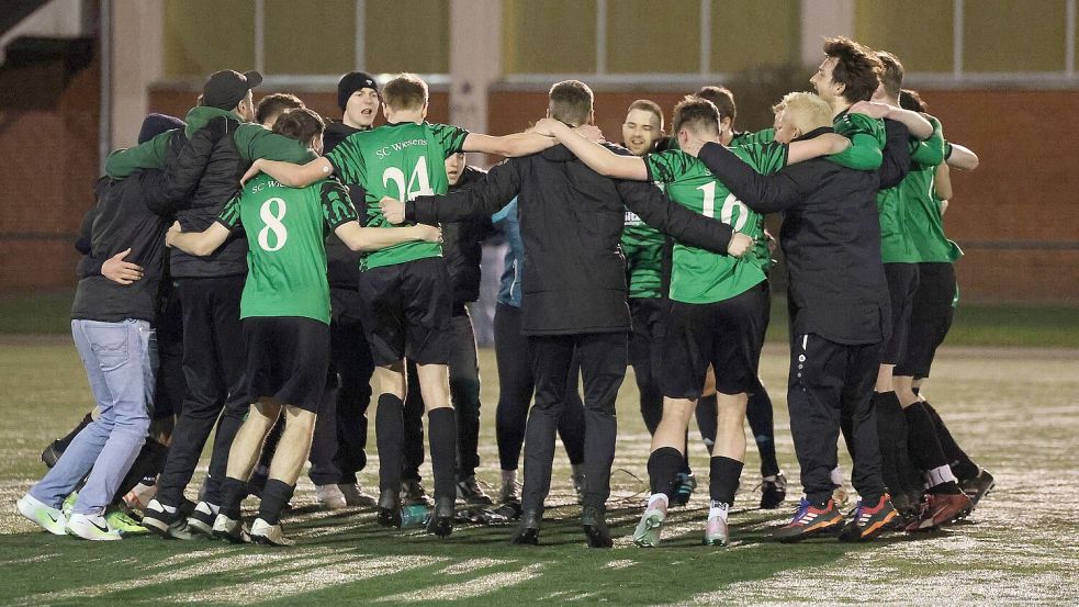 Die Wiesenser Spieler jubeln über den Derbysieg in der Ostfrieslandklasse A gegen Egels-Popens. Foto: Wilfried Gronewold