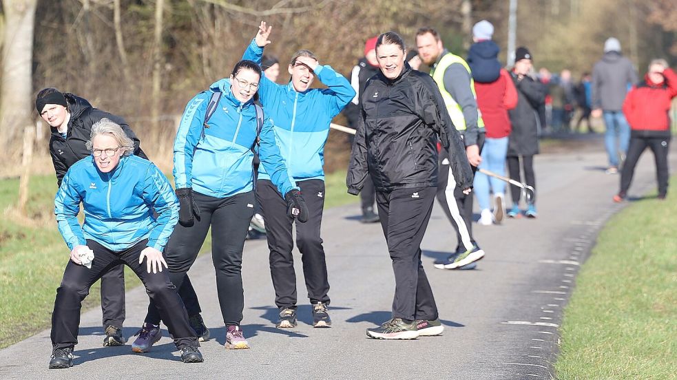 Rahes Holzgruppe mit Anja Weinstock (von links), Anna Goldenstein, Frauke Penning, Ramona Ubben und Tanja Cremer warten gespannt auf den nächsten Wurf. Foto: Wilfried Gronewold