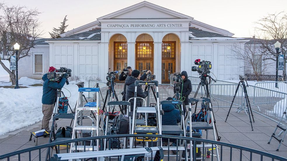 Die Clintons sagten hinter verschlossenen Türen im Chappaqua Performing Arts Center zum Skandal um Sexualstraftäter Epstein aus. Foto: Angelina Katsanis/AP/dpa