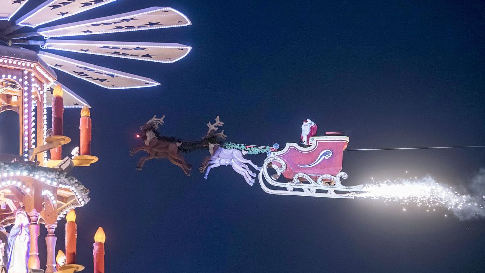 Hochseilartist Falko Traber sauste 2017 über den Weihnachtsmarkt in Karlsruhe. Foto: DPA