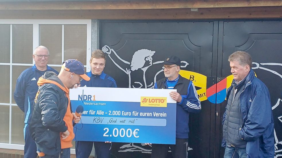 NDR-Reporter Martin Jürgensmann (zweiter von links) überreichte den symbolischen Scheck an Malte Raveling (dritter von links). Foto: privat