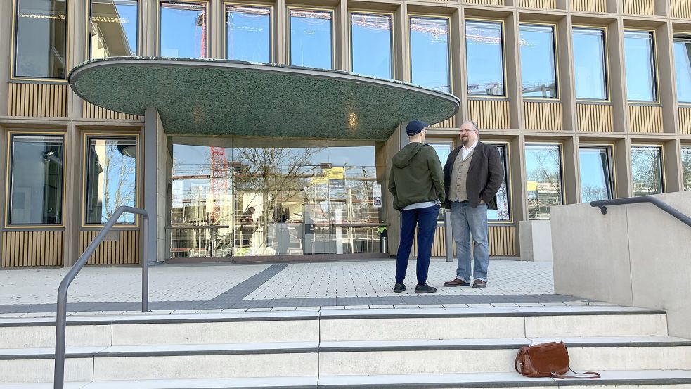 Egon Weinhold mit seinem Anwalt, Henning Bahr, vorm Osnabrücker Verwaltungsgericht. Foto: Eva Marie Stegmann