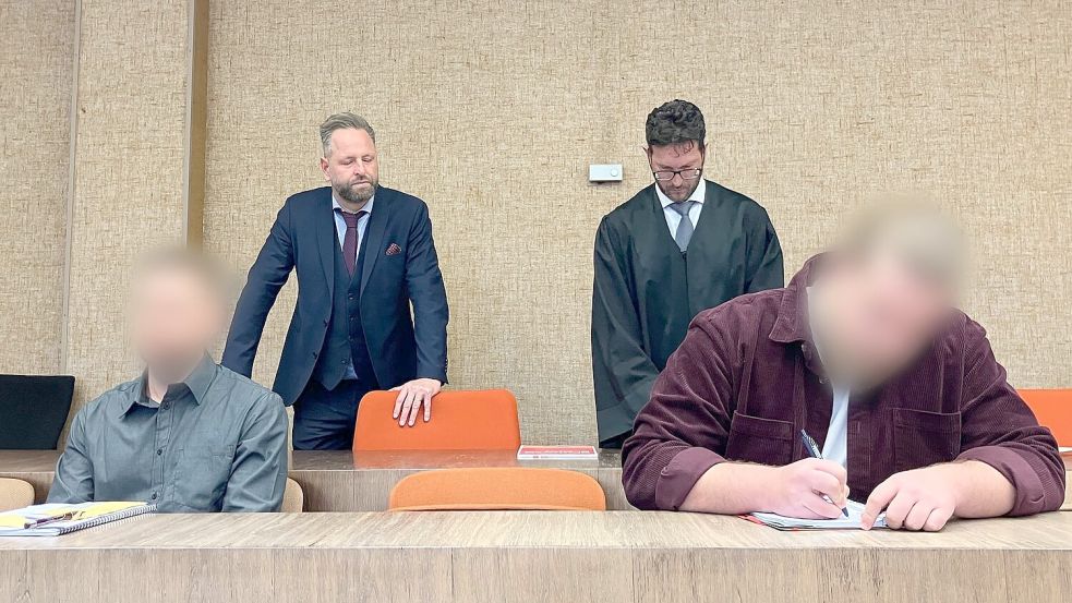 Die beiden Angeklagten schwiegen zunächst. Foto: Britta Schultejans/dpa