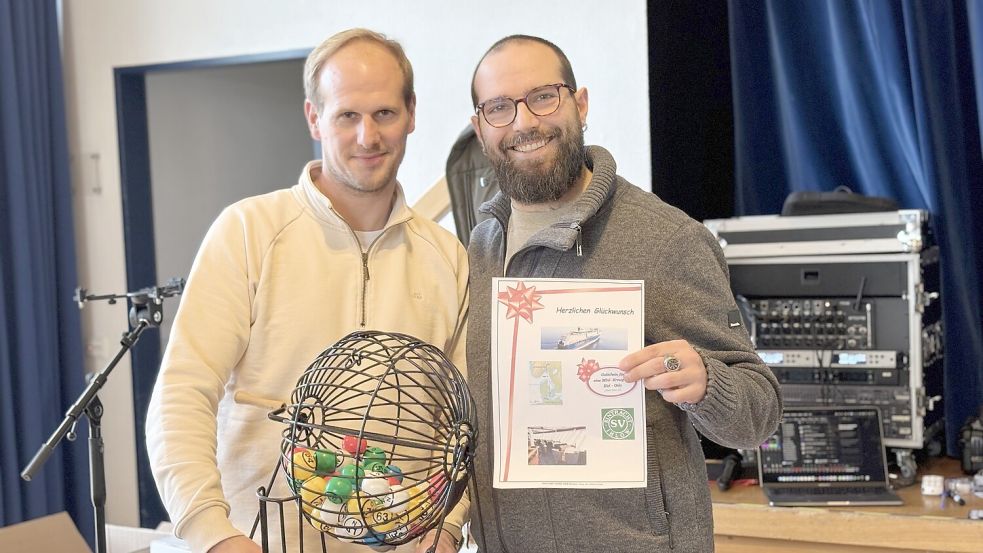 Bernd Emkes (links) überreichte Marcus Neyka seinen Gewinn. Foto: Eva van Loh